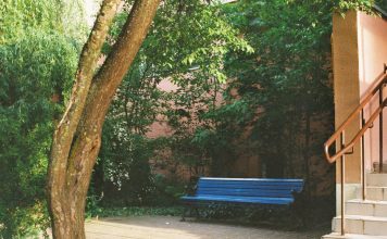 Three Reasons Why You Should Consider a Middle Part wig